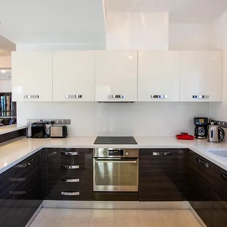 Luxury Elite Aj06 Complete With A Private, Climate Controlled Pool And A Relaxing Outdoor Jacuzzi, Aphrodite Hills *