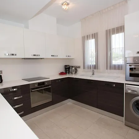 Luxury Elite Aj06 Complete With A Private, Climate Controlled Pool And A Relaxing Outdoor Jacuzzi, Aphrodite Hills * פאפוס